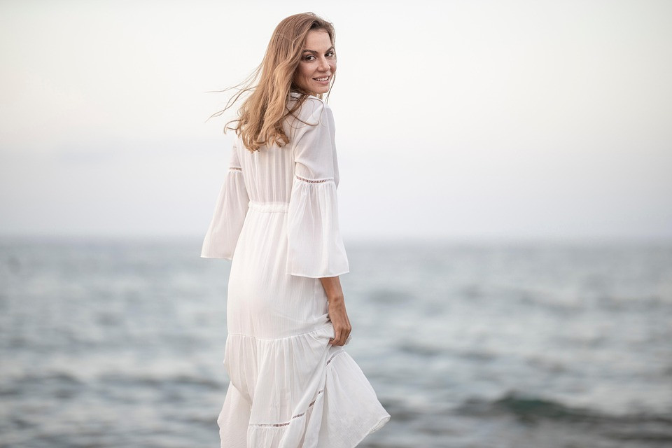 אישה יוצאת בקריאה פומבית לדייט מטינדר שביקר את גופה